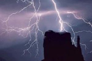 ЯК КУЛЬОВА БЛИСКАВКА ПОЦІЛИЛА У ВІКНО