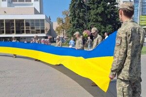 У Луцьку до річниці Іловаської трагедії розгорнули 40-метровий прапор пам’яті 