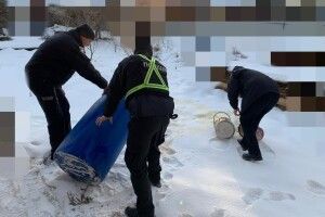 На Волині поліцейські вилучили та вилили на землю 600 літрів браги 