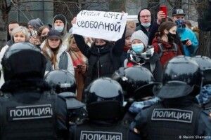 «Що значить козацька кров...»: на мітингу опозиції у Москві українка віддухопелила поліцейського