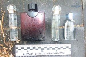 Крадій парфумів погрожував ножем потерпілій