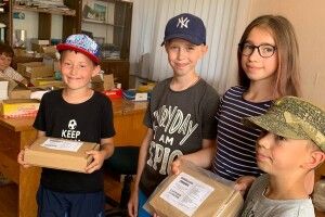 Волонтери, які складають волинські сухпайки, зворушені вчинком маленьких послідовників (Фото)