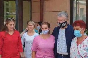 Петро Порошенко передав 1800 швейцарських тестів на коронавірус медзакладам Тернопільщини