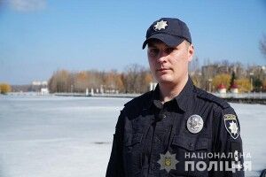 Лейтенант поліції врятував двох жінок, які провалилися під кригу (Відео, фото)