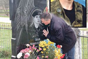 ВОРОТАР  ІЗ НЕБЕСНОЇ СОТНІ ЖИВИЙ У СЕРЦЯХ  ПОБРАТИМІВ