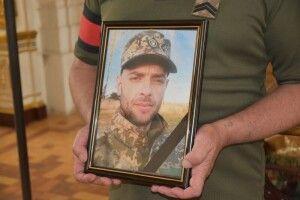Провели на колінах: сьогодні у Луцьку попрощалися ще з одним Героєм