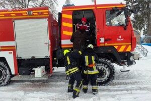 Крізь замети до хворого: на Волині рятувальники допомогли медикам (Фото)