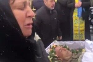 «Пустіть мою дитину в церкву...»: матір Героя біля домовини благала московських попів відчинити храм (Відео) 