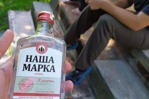 У Луцьку алкоголь продавали просто на дитячому майданчику