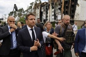 Україна повинна сама вести переговори з росією – Макрон