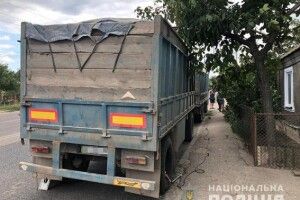 У Миколаєві в перевантаженого КамАЗа-зерновоза відлетіло колесо і завдало моторошних травм 81-річному пенсіонеру