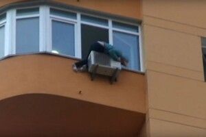 П’яна як чіп переселенка з Луганщини вішалася, стрибала з 11-го поверху – жива-живісінька! (фото+відео)