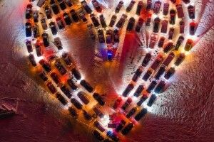 У Києві до Дня Святого Валентина створили валентинку з понад сотні автівок (Фото)