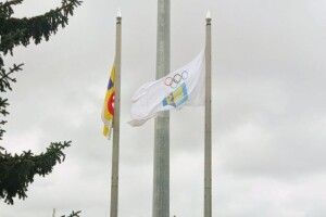 У Рівному біля військової адміністрації майорить білий прапор