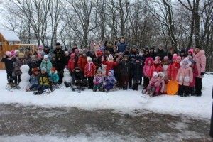 У Горохові священик організував катання на санчатах та ліплення сніговиків