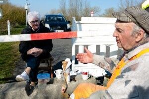 Розлучені коронавірусом: як літня закохана пара ходить на побачення на кордоні