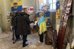Юні художники з Волині розмалювали уламки ракет: роботи презентували у Вільнюсі 