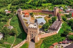 У Луцьку з молотка продають хату, розташовану під мурами замку (Фото) 