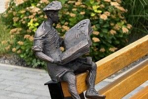 У Луцьку відновили викрадену скульптуру кликуна Книжка