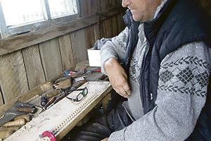 В ЙОГО ПОКРУЧЕНИХ ХВОРОБОЮ РУКАХ ОЖИВАЄ ДЕРЕВО!