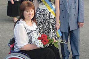 ЧОЛОВІК НОСИТЬ ЇЇ НА РУКАХ