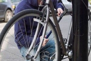 У Луцькому районі злодій збив замки і спер велосипеда