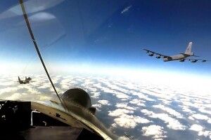 Стратегічні бомбардувальники США у супроводі українських винищувачів помахали крилом окупантам поблизу Криму (Фото)