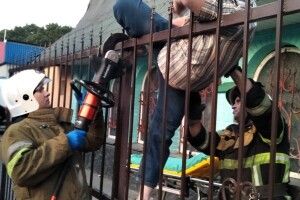 Бійцям ДСНС довелося знімати дядька з паркану
