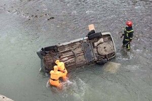 На Львівщині автівка злетіла в річку з моста: є загиблий і травмовані 
