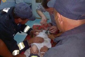 Бійці ДСНС разом з медиками рятували дворічного хлопчика, який засунув пальчика у решітку кухонної мийки