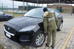 Розшукувані в ЄС Jaguar та BMW вартістю понад 2,3 млн грн вилучили на пункті пропуску Долгобичув-Угринів