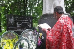 «Він загинув, щоб жила Україна»: освятили стелу герою-волинянину (фото)