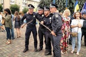 Рівненські патрульні взялися за мечі (фото)