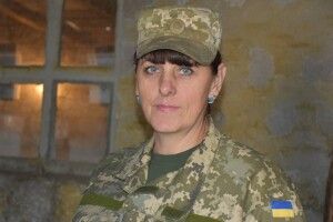 Старша сержантка Борщук і зенітку вміє навести – і борщ солдатам зварити (фото)
