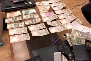 Затримали поліцейських, які «кришували» кишенькових злодіїв (Відео)