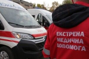  64-річна жінка порізала руки, наковталася таблеток і пішла на прийом до лікаря