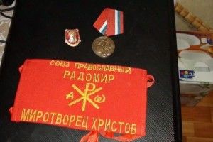 Однієї молитви за «рускій мір» уже замало. Потрібен автомат! (Відео)