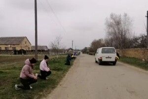 На Рівненщині на колінах зустріли тіло загиблого на війні бійця (Фото)