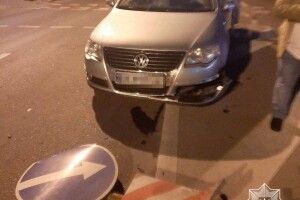 Нетверезий водій не впорався з керуванням та наїхав на острівець безпеки