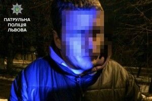 Зупинили за порушення правил руху, а знайшли наркоту