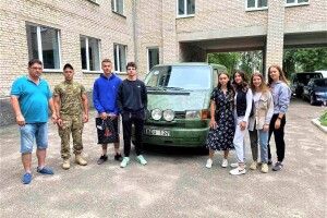 У місті на Волині батьки, діти та вчителі школи скинулись на бус для ЗСУ