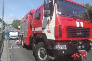 На перехресті Київської та Данила Галицького у Рівному червоний півень атакував «Жигуля» (фото)