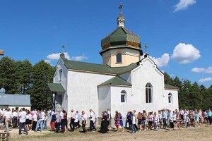 13 священиків приїхали в поліське село, щоб освятити греко-католицький храм