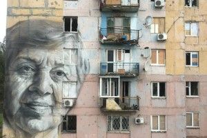 Художник 2 дні малював зворушливий мурал на зруйнованому будинку в Авдіївці, попри безперервні обстріли 
