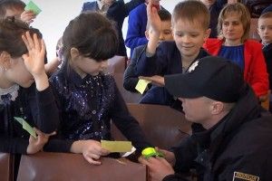 Ковельським школярам роздали світловідбиваючі жилети та флікери (Відео)
