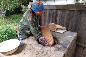 У селі на Волині господиня в тандирі готує давні азербайджанські страви