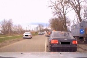 У Рівному водій об'їхав затор по зеленій зоні (Відео)