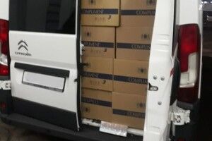 Мікроавтобус сигарет з «дипломатичним імунітетом» затримали на кордоні з Польщею (Відео)