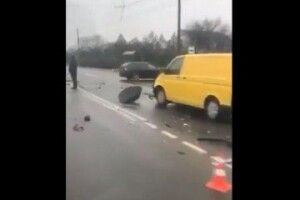 Під Луцьком – потрійна ДТП, Renault викинуло на зустрічну (Відео)