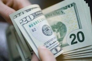 В Україні зросли ціни на валюту: скільки тепер коштує долар та євро